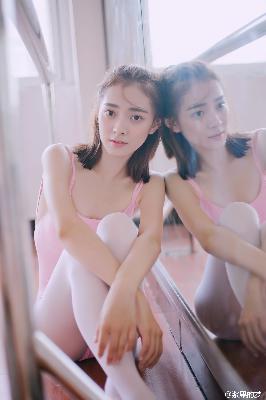王局长把乳罩解开吃胸的动态图