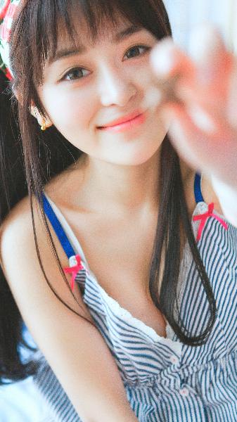 他揉捏她两乳不停呻吟动态图